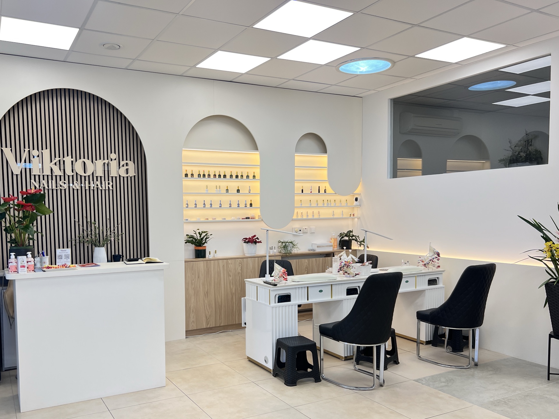 Luxusní interiér salonu Viktoria Nails s teplým osvětlením